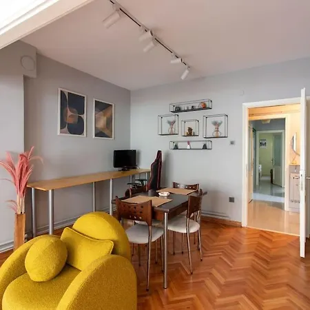 Attractive & Energetic 2br Flat W Balcony In Moda! Lägenhet