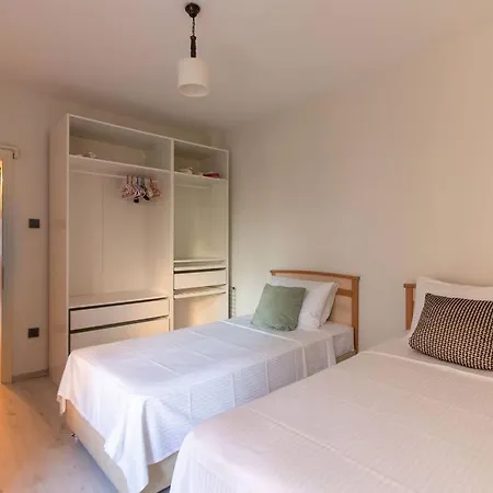 Attractive & Energetic 2br Flat W Balcony In Moda! Lägenhet Istanbul