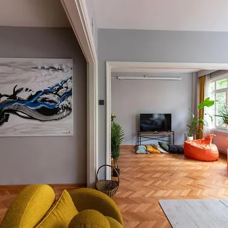 Attractive & Energetic 2br Flat W Balcony In Moda! *