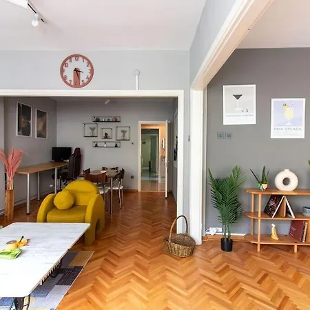 Attractive & Energetic 2br Flat W Balcony In Moda! *