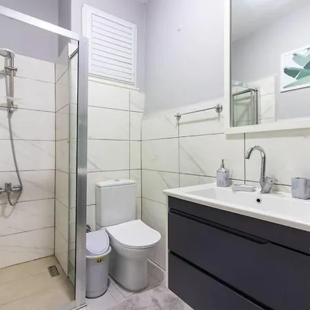 Attractive & Energetic 2br Flat W Balcony In Moda! Lägenhet *